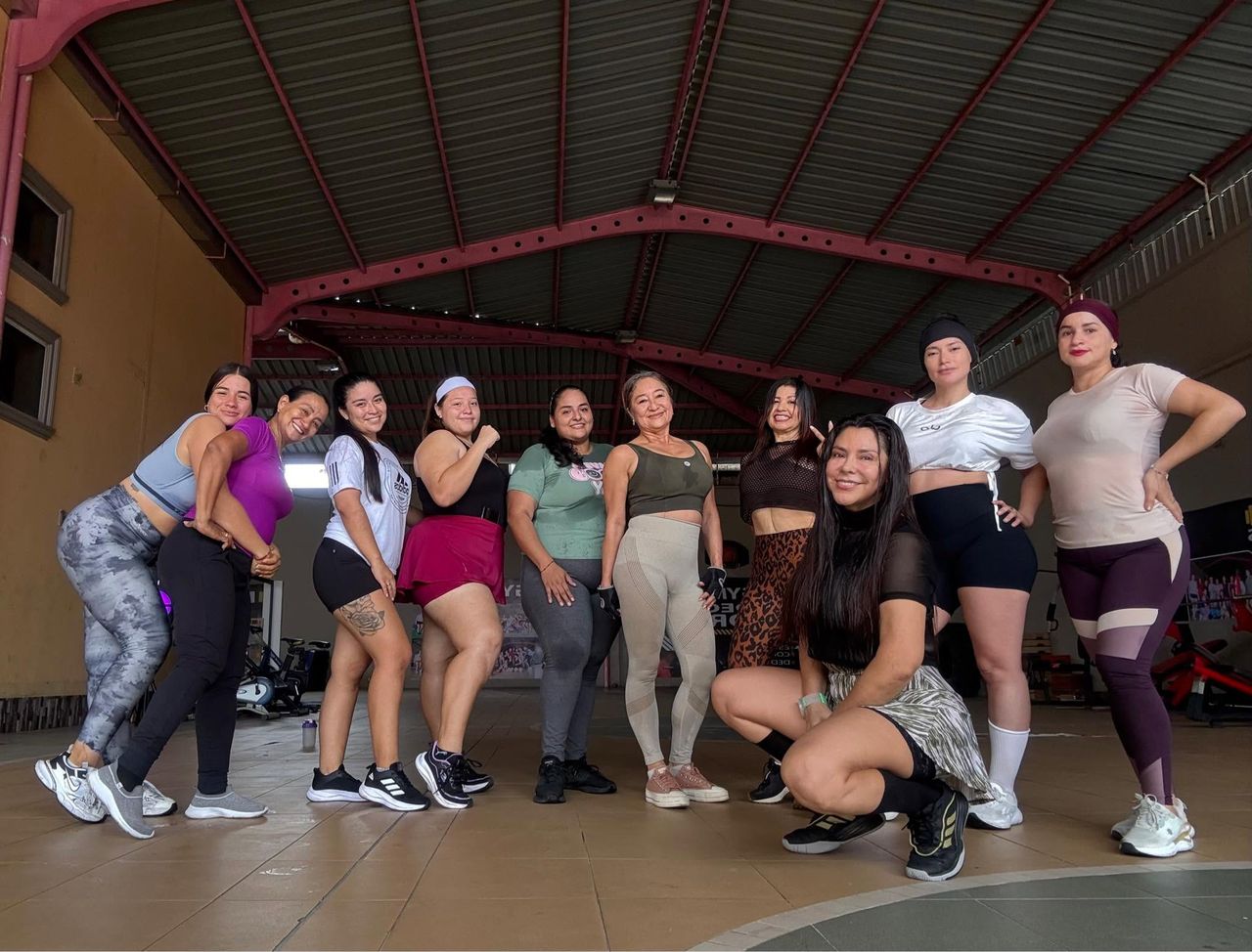 Grupo de personas adultas del programa de la mañana, en el gimnasio techado